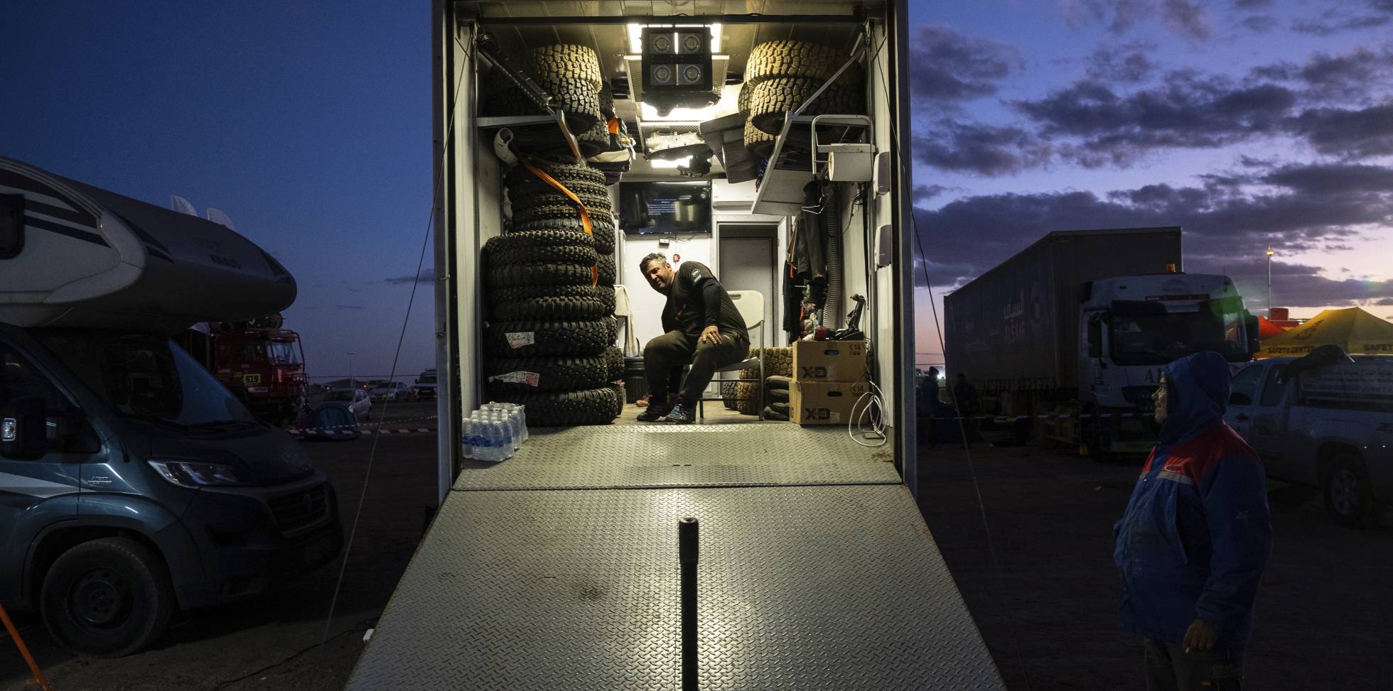 El jueves 9 de enero, un miembro del equipo hace una pausa, en el campamento, después de la quinta etapa del Rally Dakar en Hail (Arabia Saudita).