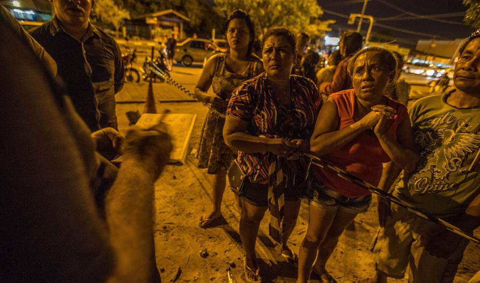Famílias de presos esperam por informações em frente ao IML de Boa Vista.