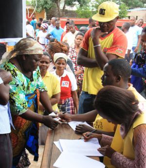 Uma eleitora apresenta sua documentação em um posto de votação em Maputo, nesta quarta-feira.