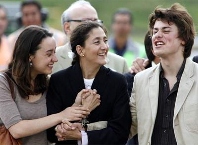Ingrid Betancourt Y Su Verano En La Playa Actualidad El Pais