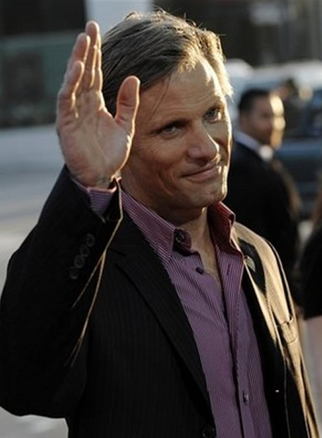 El actor estadounidense Viggo Mortensen, de visita estos días en Dinamarca, ha revelado que cuando
este lunes cumpla 50 años viajará a un lugar alejado para reflexionar en solitario sobre su vida. "Creo que es un regalo de cumpleaños que me merezco", dijo Mortensen. Nacido en Nueva York, de madre estadounidense y padre danés, el actor ha mantenido desde siempre un fuerte vínculo con Dinamarca, país donde llegó a trabajar como camionero en su juventud y al que viaja con frecuencia a visitar a su familia paterna. "Es un país en el que me siento en casa, tengo muchísima familia y estoy a gusto. Pero también he visitado Dinamarca sin venir a ver a la familia".