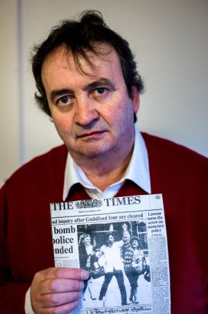 Gerry Conlon com uma cópia do jornal que noticiava sua libertação.