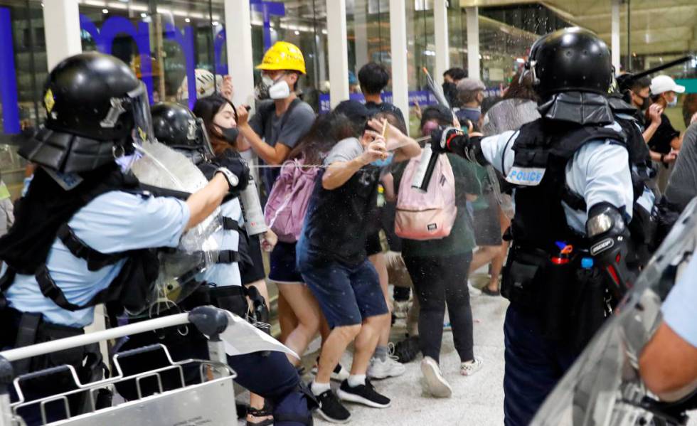 Polícia investe contra manifestantes no aeroporto de Hong Kong no segundo dia de bloqueio
