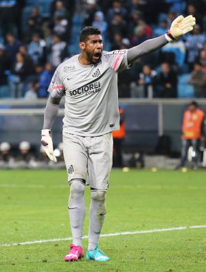 O goleiro Aranha reclama dos insultos racistas na partida contra o Grêmio.
