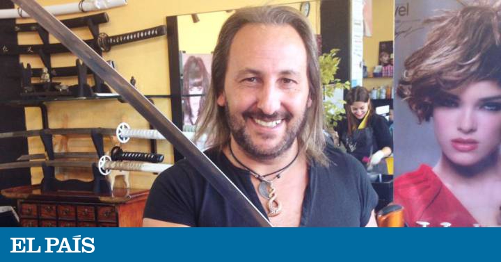 Samurai Hairdresser The Spanish Hairdresser Who Uses A Samurai