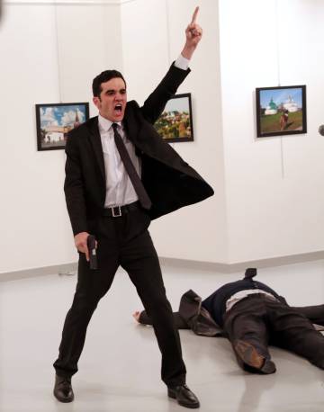 Imagem do fotógrafo turco Burhan Ozbilici, ganhadora do World Press Photo.
