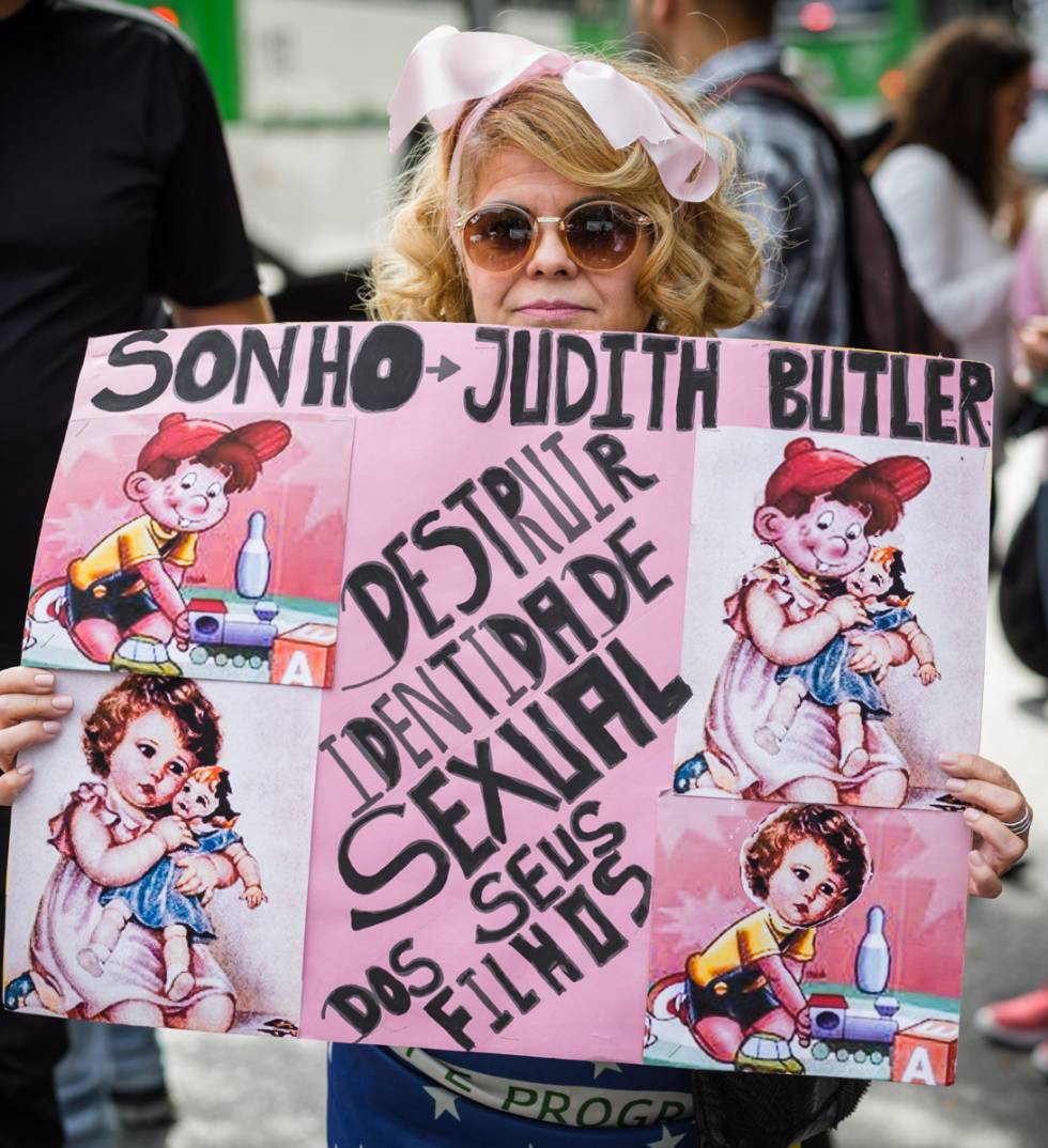 Manifestante contra Butler na porta do Sesc Pompeia, em São Paulo.