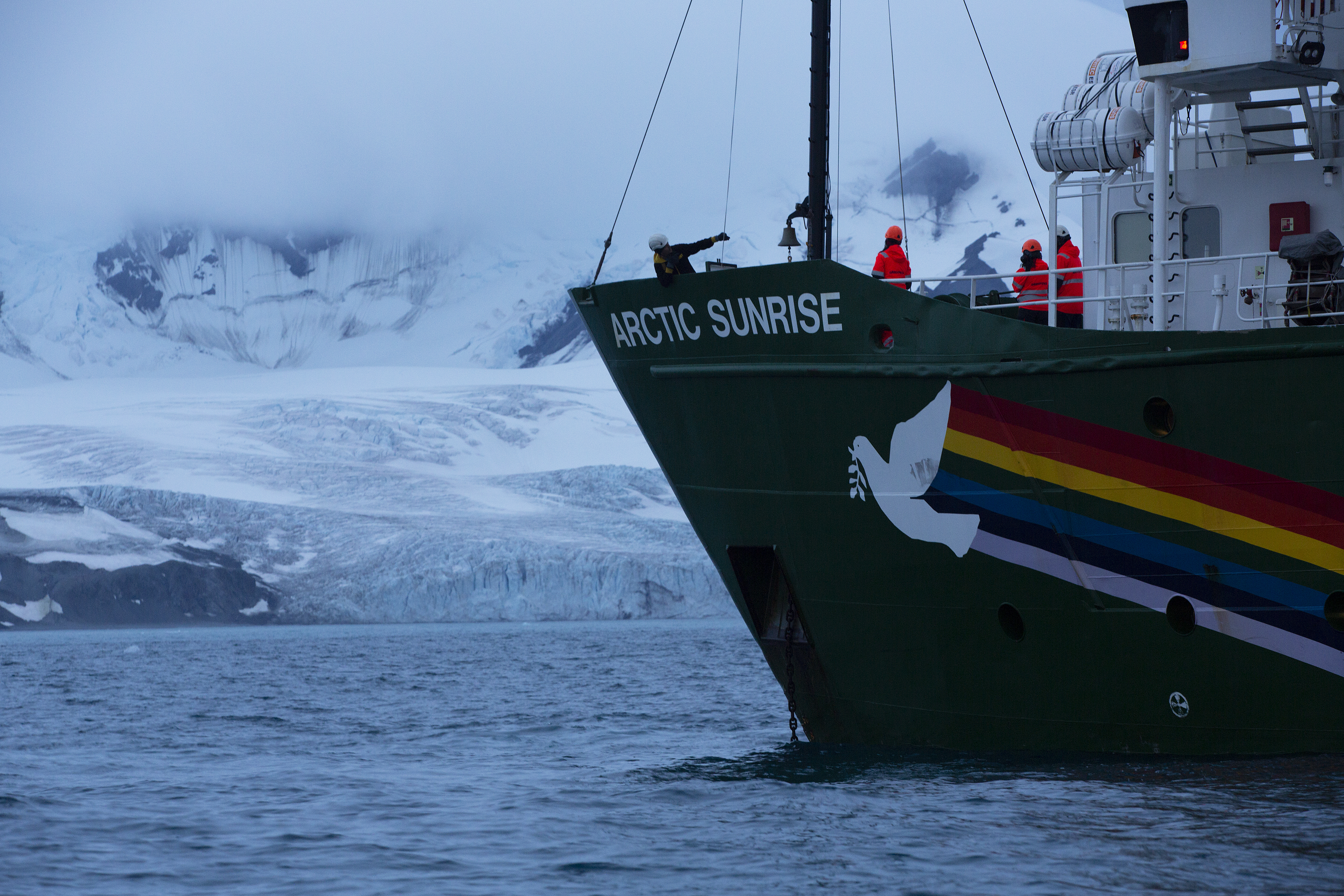 O navio Arctic Sunrise, na Antártida.