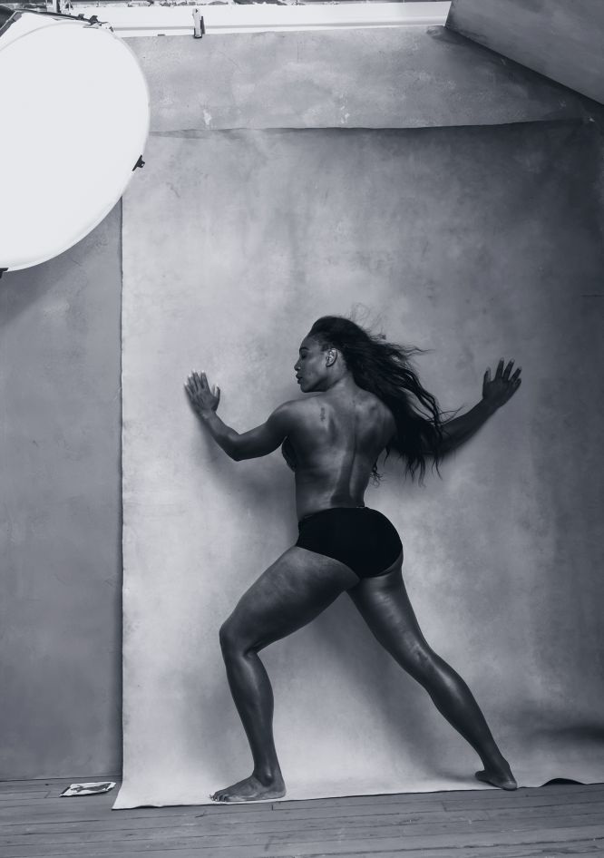 O Calendário Pirelli de 2016 leva em suas páginas 13 mulheres influentes que estão revolucionando o mundo de hoje nos mais diferentes campos: música, a arte, o cinema ou esporte. Na imagem, a tenista Serena Williams, a número um do tênis mundial feminino, e ganhadora de 21 torneios Grand Slam, é uma das poucas em se atrever a mostrar seu corpo nu para protagonizar o mês de abril.
