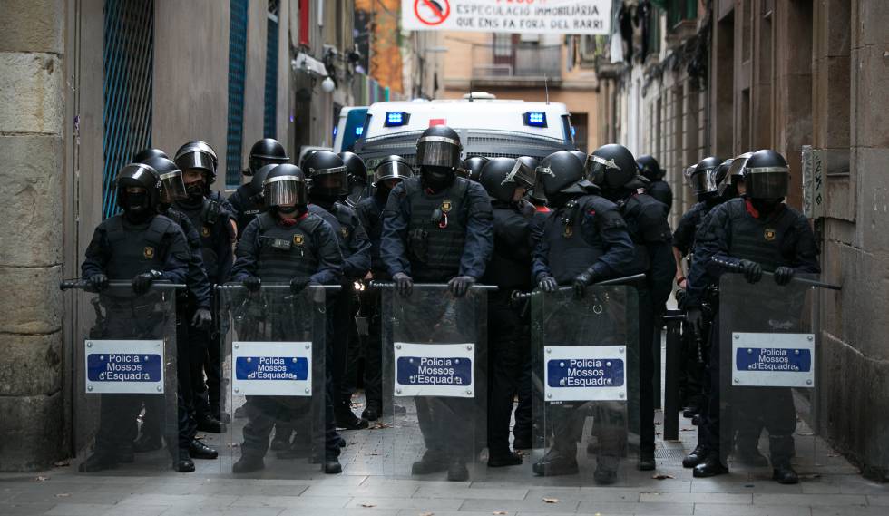 Manifestació contra la política repressiva, unionista i anti-social del Govern Mas. MX5WXFI246PDVX7MBMU4Z7AJBA