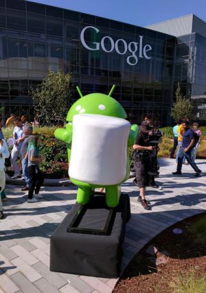 Estátua de um boneco do Android com um marshmallow.