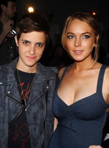 Lindsay Lohan, conocida en la prensa del corazón como <i>LiLo</i>, ha decidido hablar de la ruptura con Samantha Ronson. Y lo ha hecho a través de <i>US magazine</i>, que publica que la actriz se encuentra "en el peor de los infiernos". Las antes amantes ahora no se hablan y la familia Ronson ha pedido una orden de alejamiento contra LiLo, que declara que se siente "sola" e "impotente" sin su novia. "Fue la peor noche de mi vida", comenta entre lágrimas la actriz, al referirse al fin de su relación. Y es que, según ella, ésto ocurrió el viernes y sólo un día después su ex novia estaba cambiando las cerraduras de la casa que compartían.