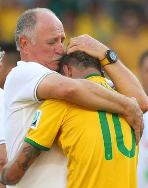 Scolari abraça Neymar, que não pôde reprimir as lágrimas.