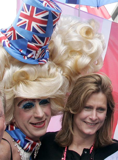 El primer ministro británico, Gordon Brown, y su mujer, Sarah, han recibido hoy en el 10 de Downing Street a representantes de asociaciones por los derechos de homosexuales y transexuales, quienes celebraban hoy la marcha del orgullo gay en Londres. Acabada la 'recepción', la primera dama ha abandonado la residencia oficial para sumarse a la marcha-manifestación, que ha encabezado a su paso por la céntrica y comercial Oxford Street.