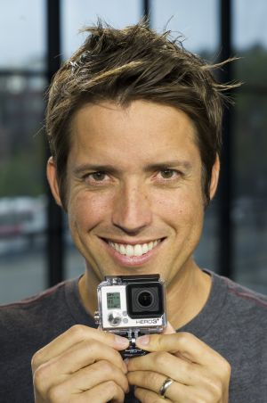 Nick Woodman segura uma de suas câmeras.