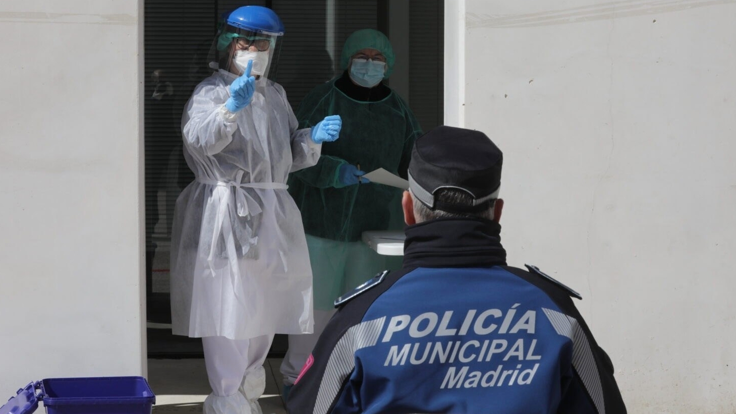 GRAF1479. MADRID, 25/03/2020.- Profesionales de Madrid Salud, protegidos con batas, máscaras y guantes, efectúan desde hoy pruebas para detectar el coronavirus en la parte exterior del pabellón de la Casa de Campo que alberga a la Policía Municipal de Madrid. El Ayuntamiento de Madrid hará este test entre el personal municipal de los servicios esenciales, tras adquirir un total de 10.000 test PCR cuyos resultados se darán a conocer a los trabajadores 48 horas después del examen. EFE/Ayuntamiento de Madrid