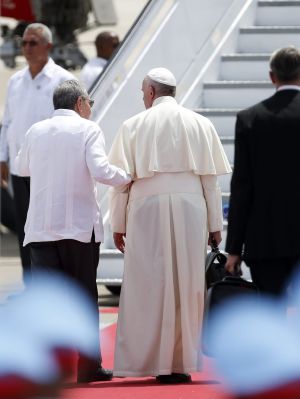 Francisco se despede do presidente Raúl Castro.