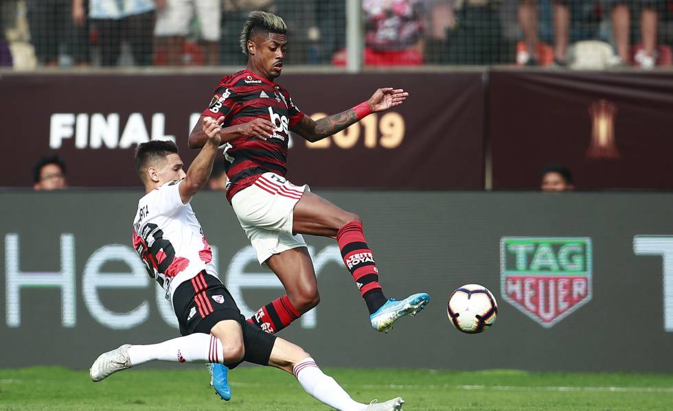 Bruno Henrique disputa bola com Martinez Quarta.