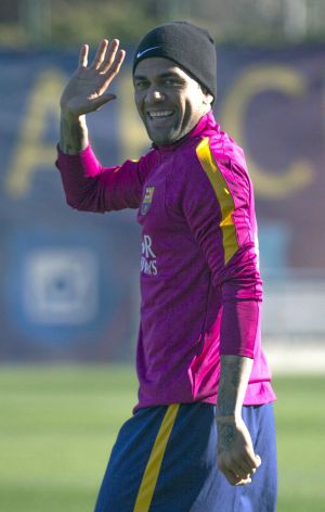 Dani Alves acena para os jornalistas no treino de sexta-feira.