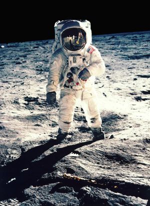 Edwin F. Aldrin, durante seu passeio pela superfície da Lua, em 1969.