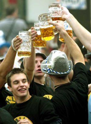 Jovens alemães bebem cerveja durante a Oktoberfest de Munique.