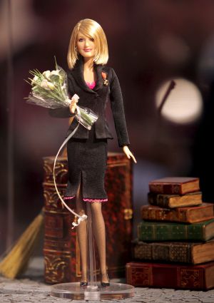 Uma boneca Barbie com a cara da escritora J. K Rowling.